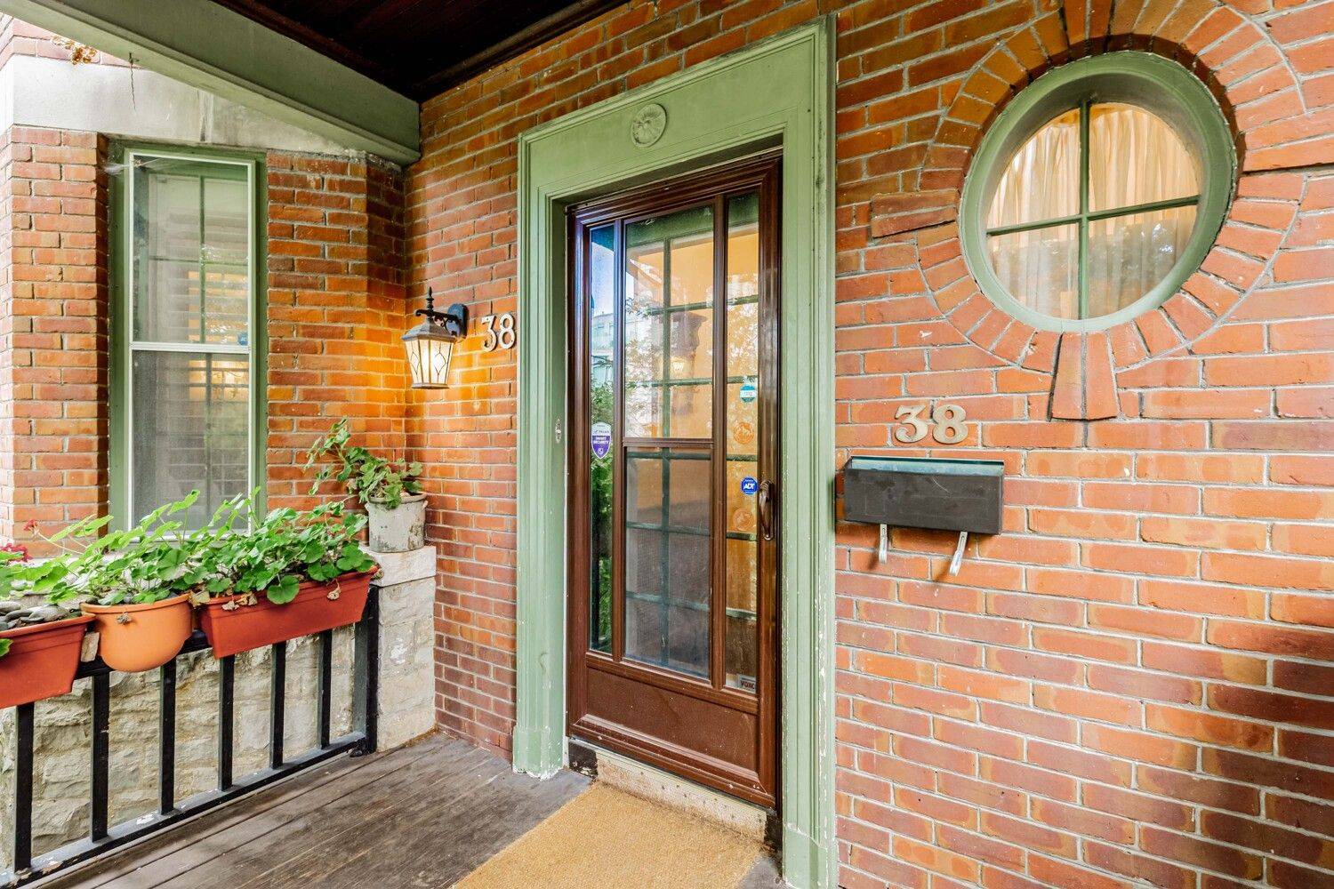 Toronto C02, ON M4V 2G6,38 Foxbar RD