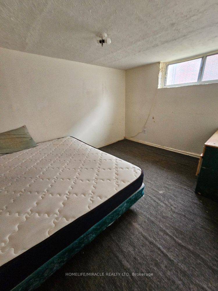 Toronto E04, ON M1K 2E8,898 Kennedy RD #BSMT ROOM -2