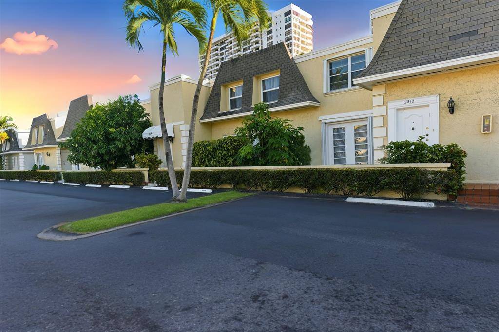 Hallandale Beach, FL 33009,2212 NE 7th St