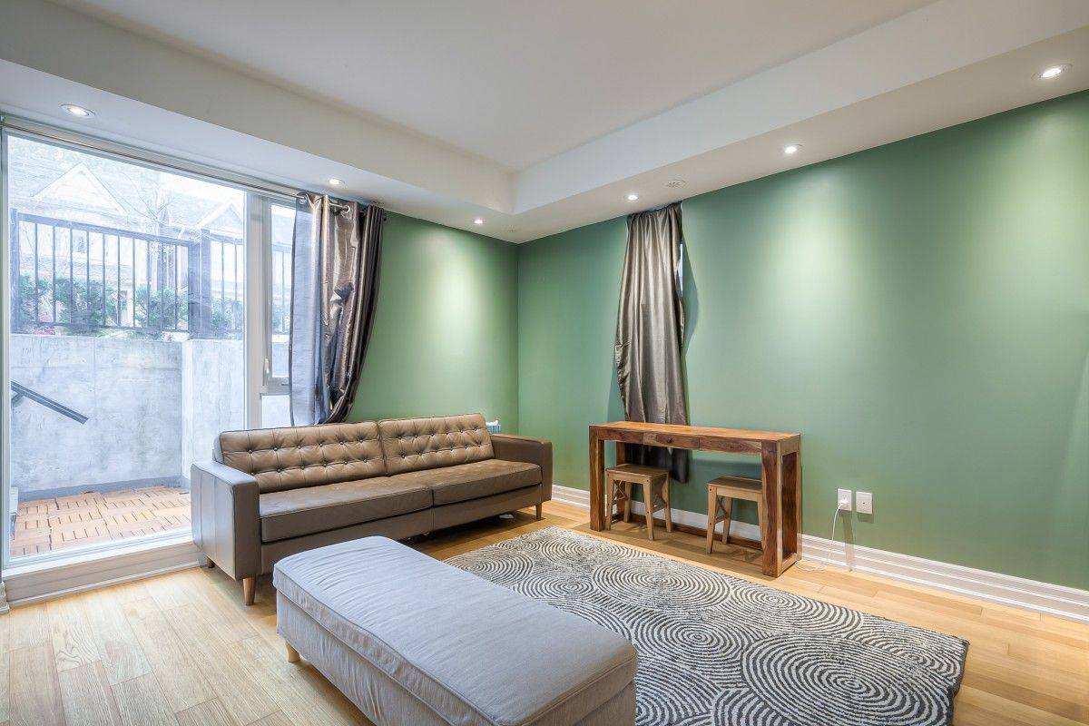 Toronto W02, ON M6P 3P5,47 Macaulay AVE #401