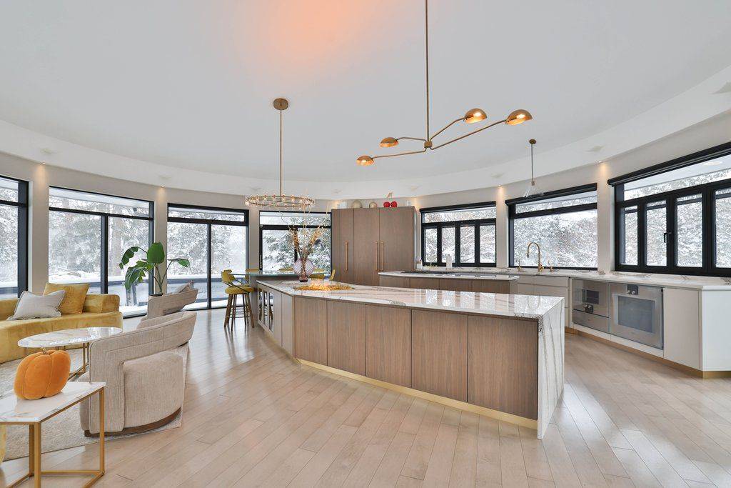 Mississauga, ON L5H 2L8,1352 Nocturne CT