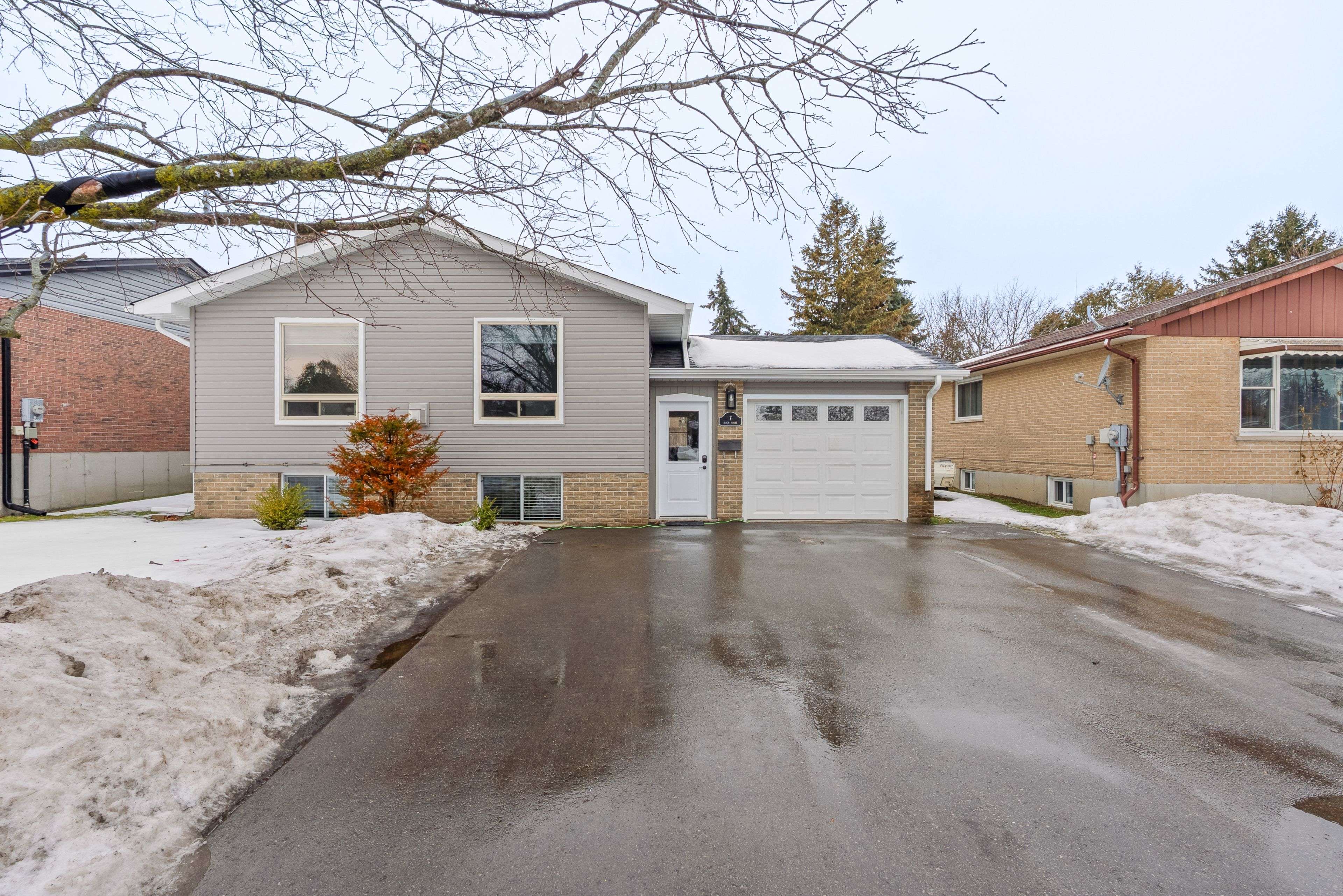 Kawartha Lakes, ON K9V 5J3,7 Birch CT