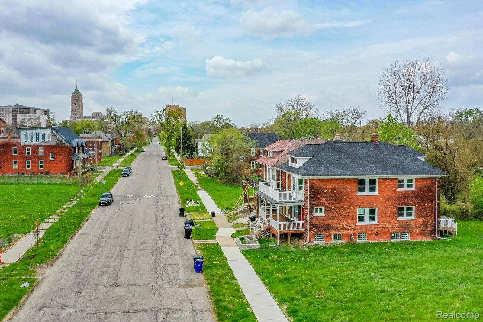 Detroit, MI 48202,647 E BETHUNE ST