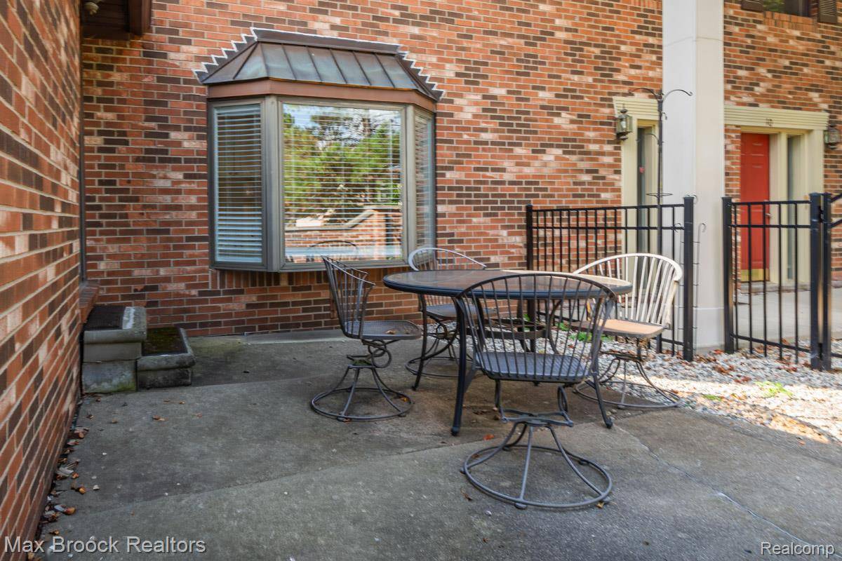 Rochester Hills, MI 48307,955 Woodlane DR #9