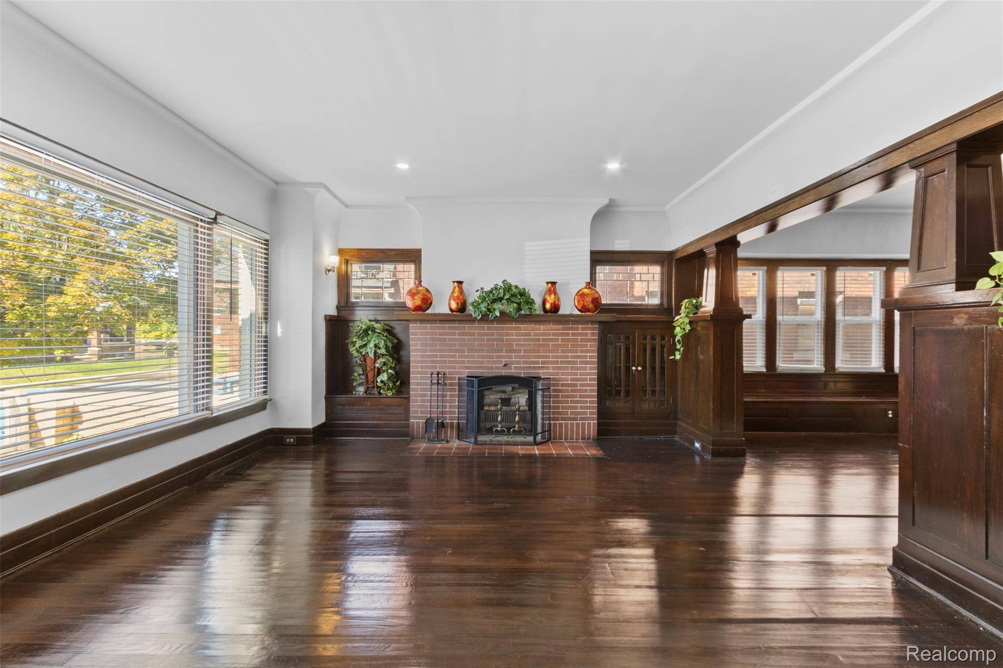 Detroit, MI 48213,5154-5156 Burns ST