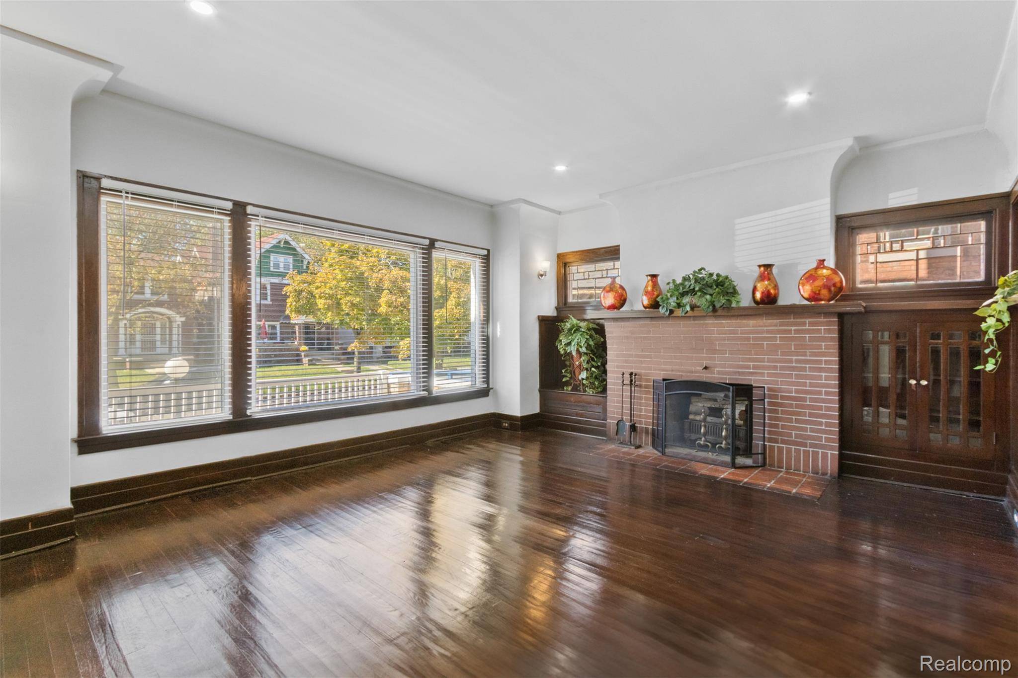 Detroit, MI 48213,5154-5156 Burns ST