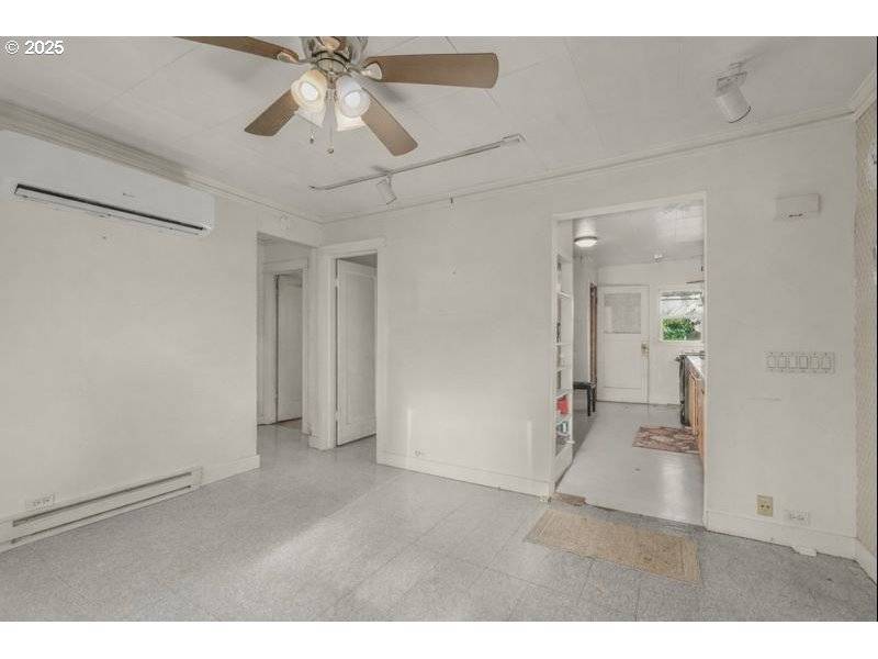 Salem, OR 97302,2735 SUMMER ST SE