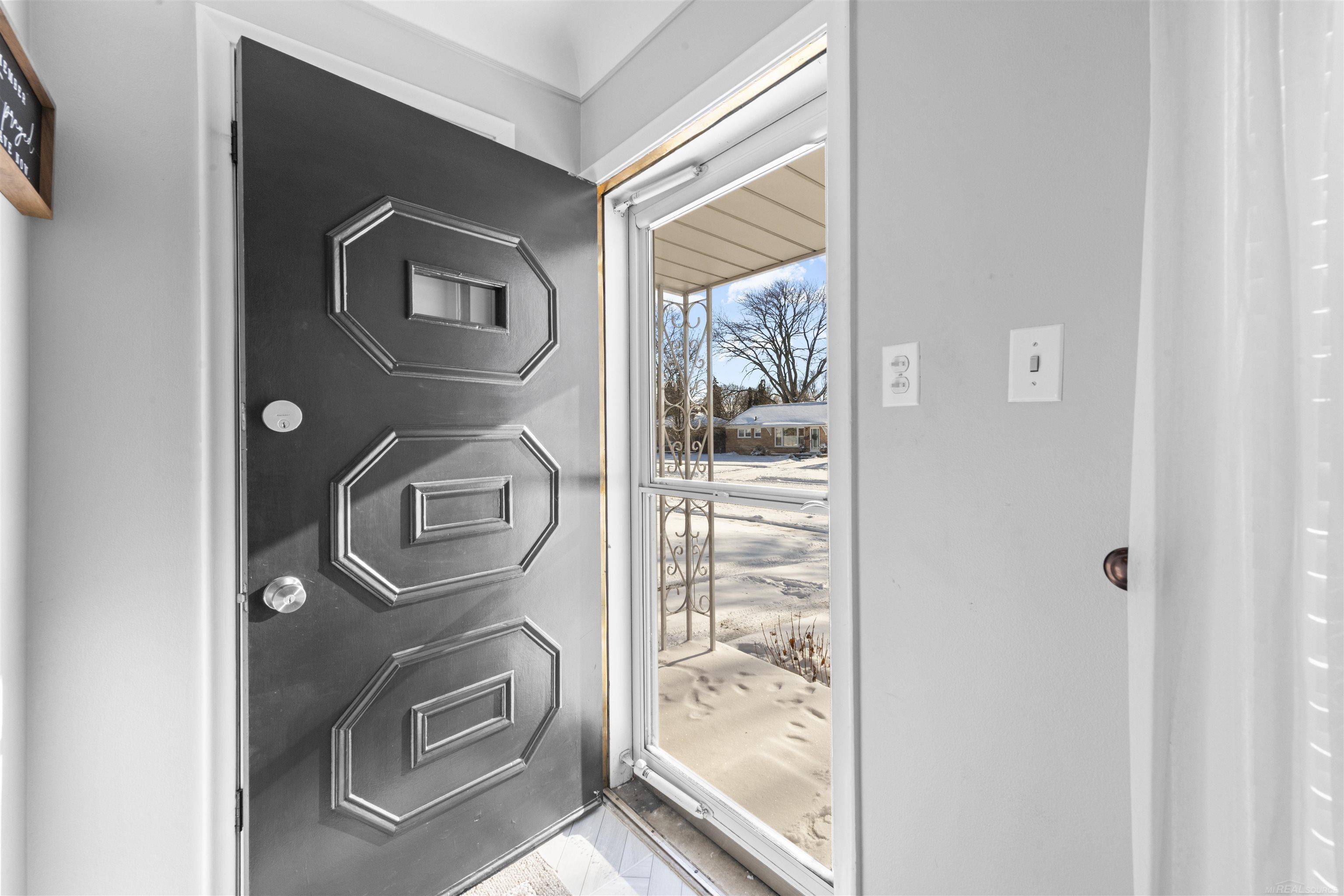 Royal Oak, MI 48073,915 Midland AVE