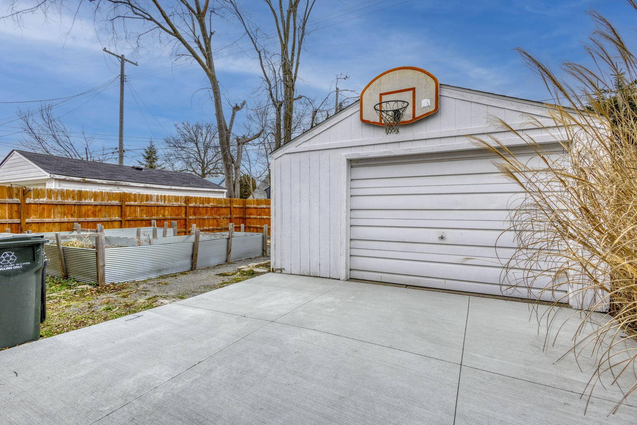 Saint Clair Shores, MI 48080,23005 California ST