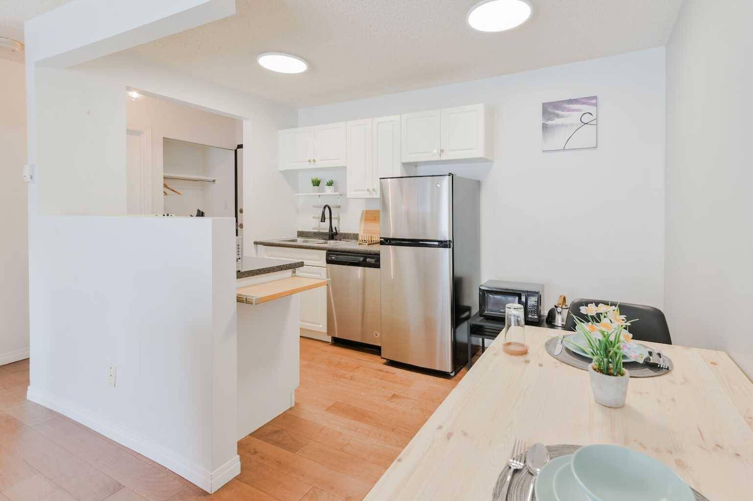 Calgary, AB T3C 0W5,1626 14 AVE SW #202