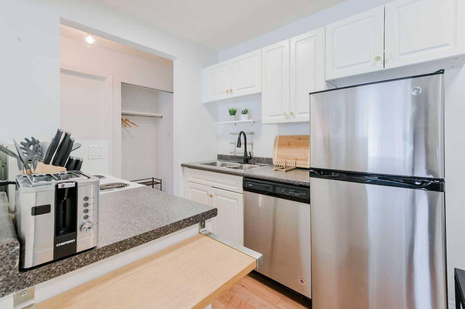 Calgary, AB T3C 0W5,1626 14 AVE SW #202