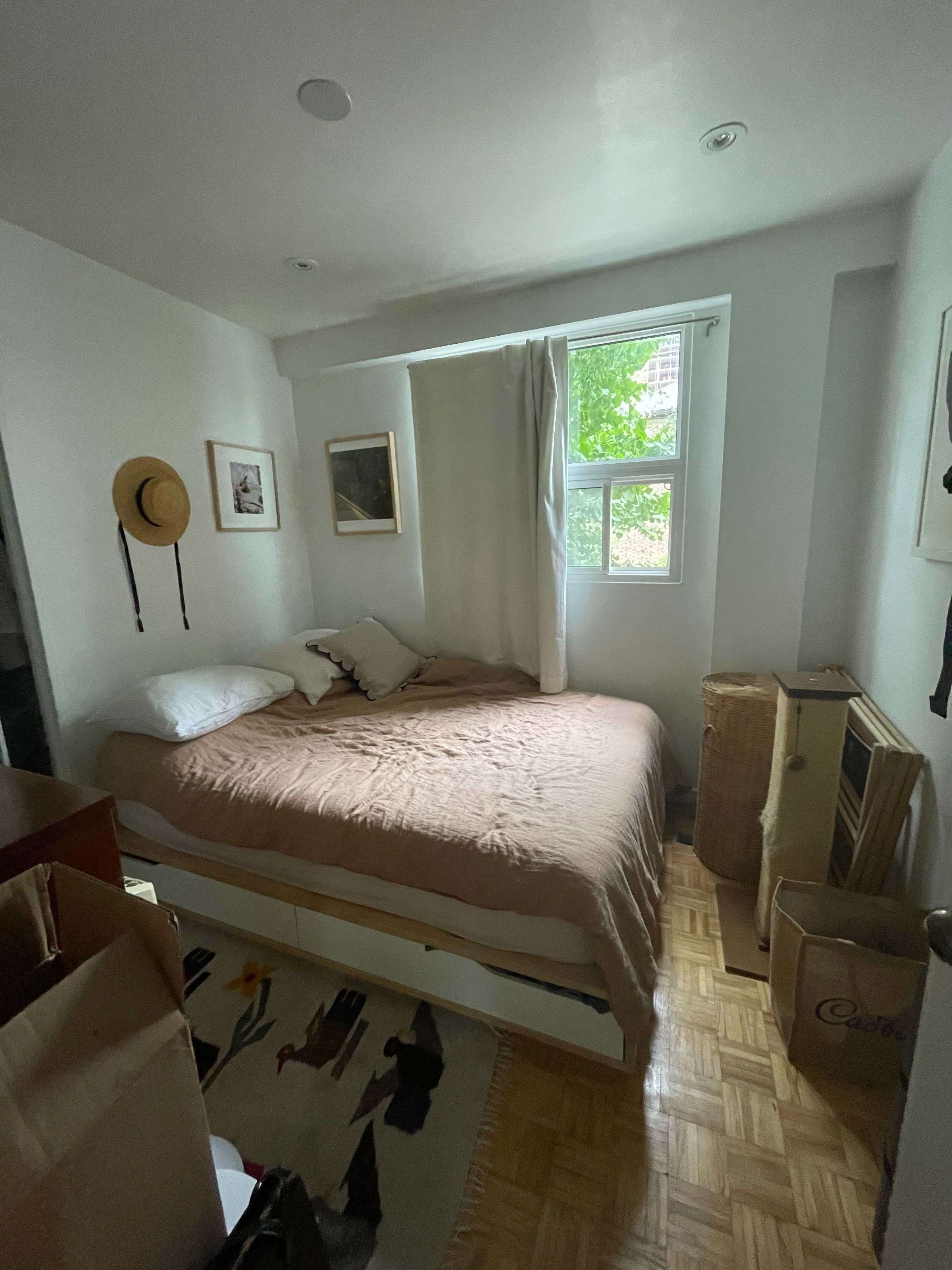 Toronto C01, ON M6H 1M5,1087 Bloor ST #204