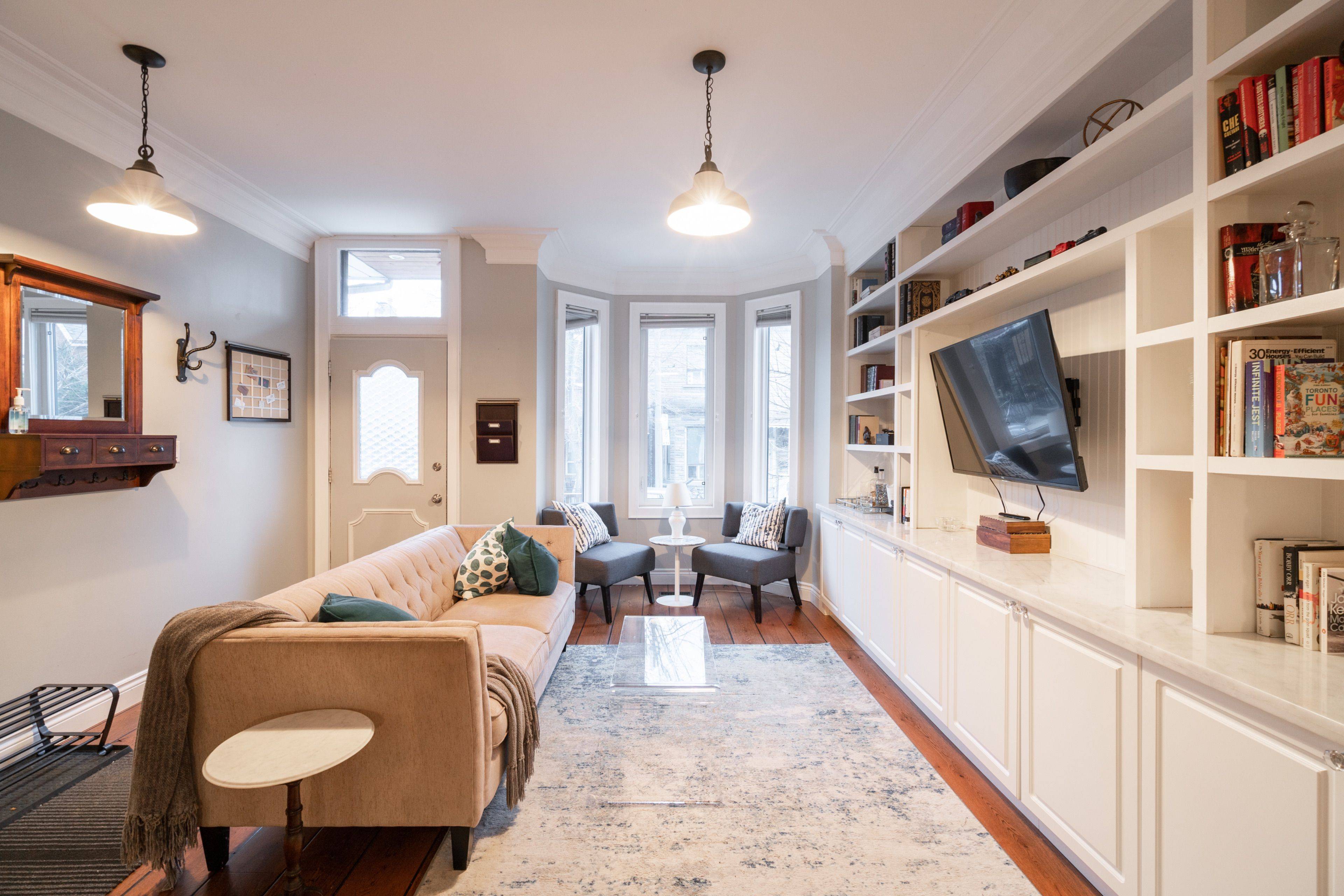 Toronto C01, ON M6J 2K3,13 Manning AVE