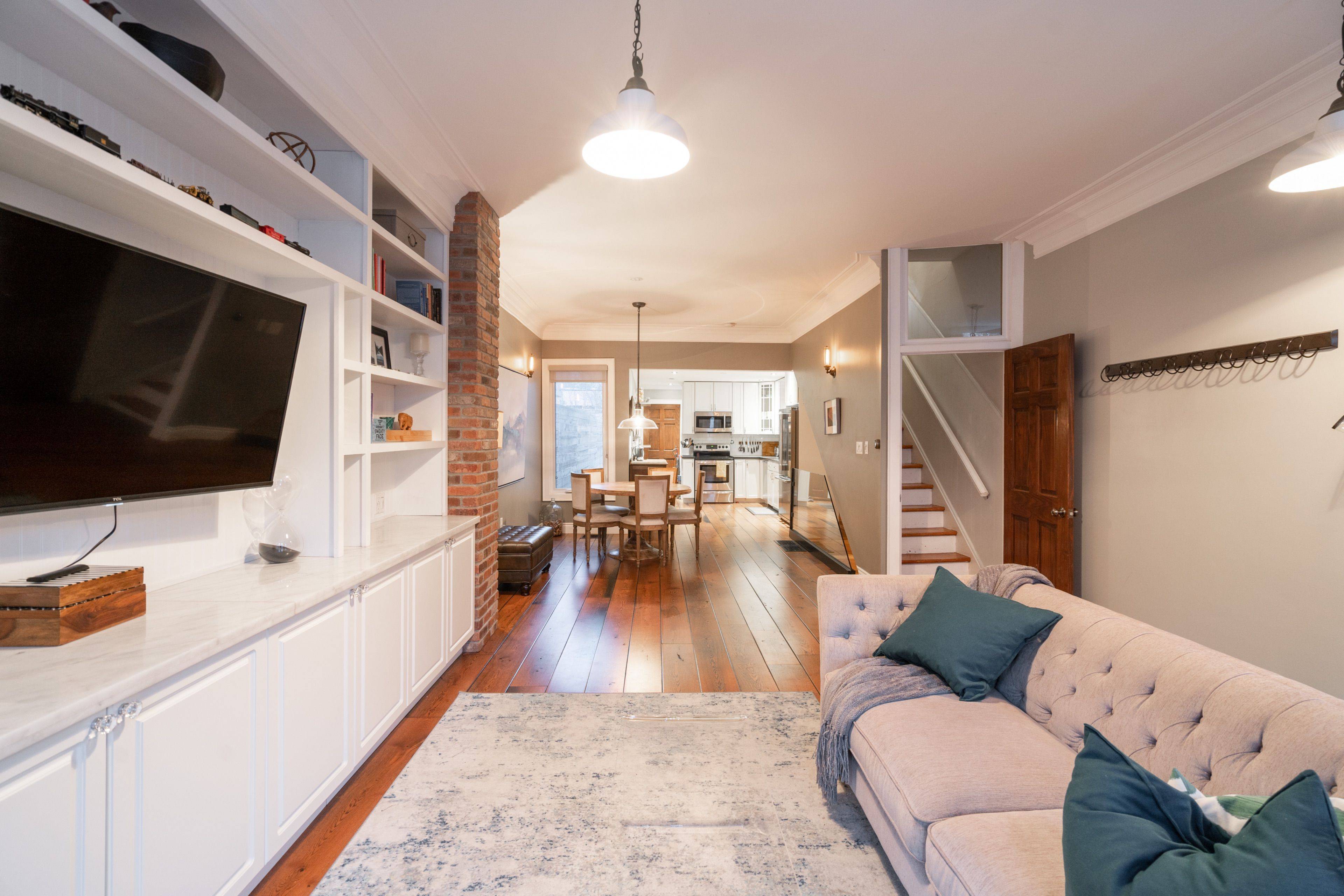 Toronto C01, ON M6J 2K3,13 Manning AVE