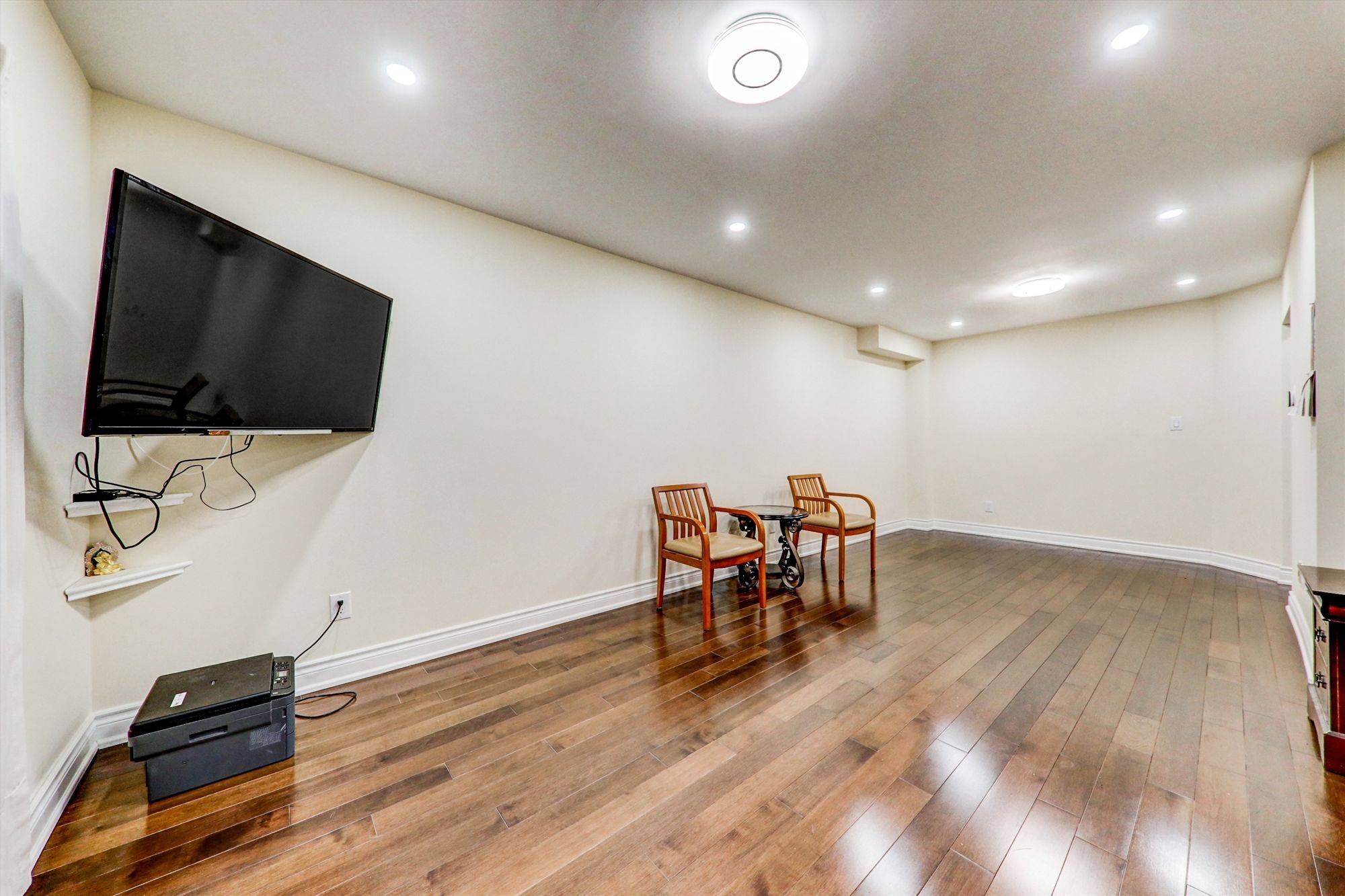 Toronto E11, ON M1B 3Z1,47 Empringham DR #Main & 2nd Floor