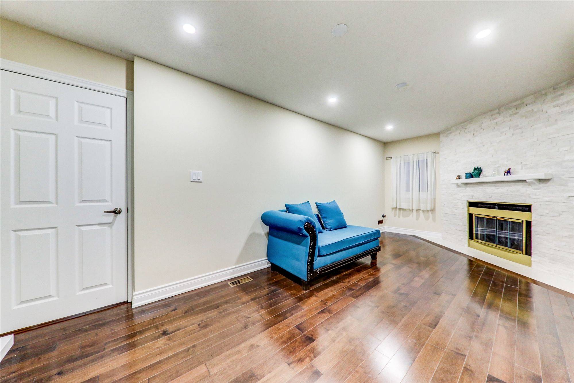 Toronto E11, ON M1B 3Z1,47 Empringham DR #Main & 2nd Floor