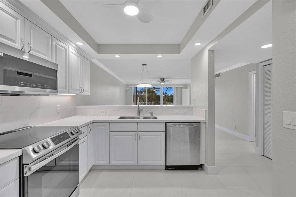 Pompano Beach, FL 33069,3800 Oaks Clubhouse Dr #201