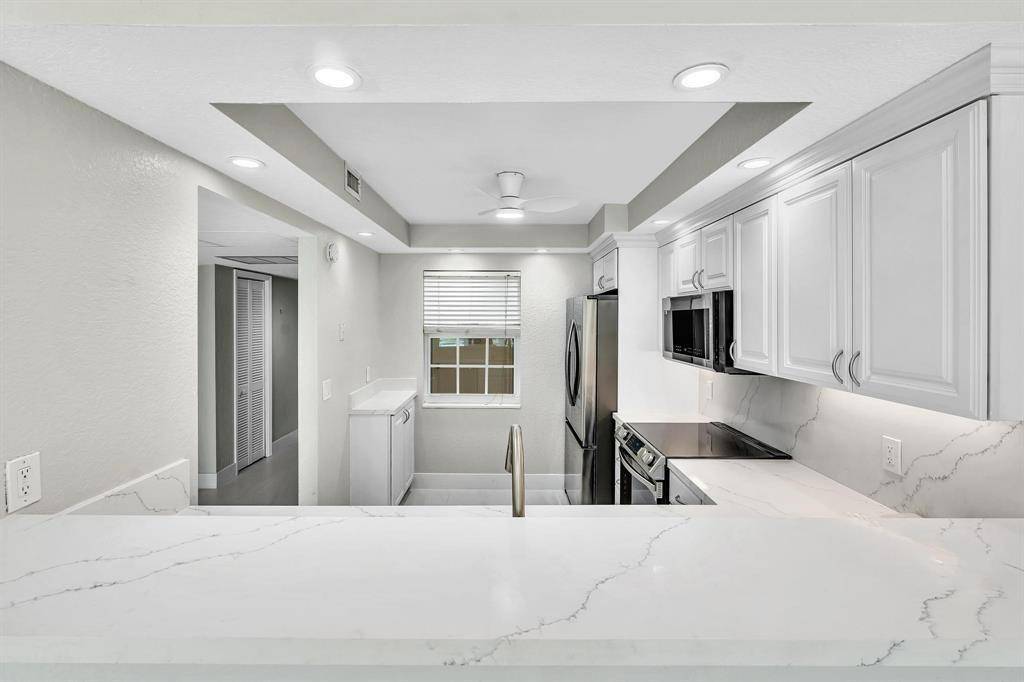 Pompano Beach, FL 33069,3800 Oaks Clubhouse Dr #201