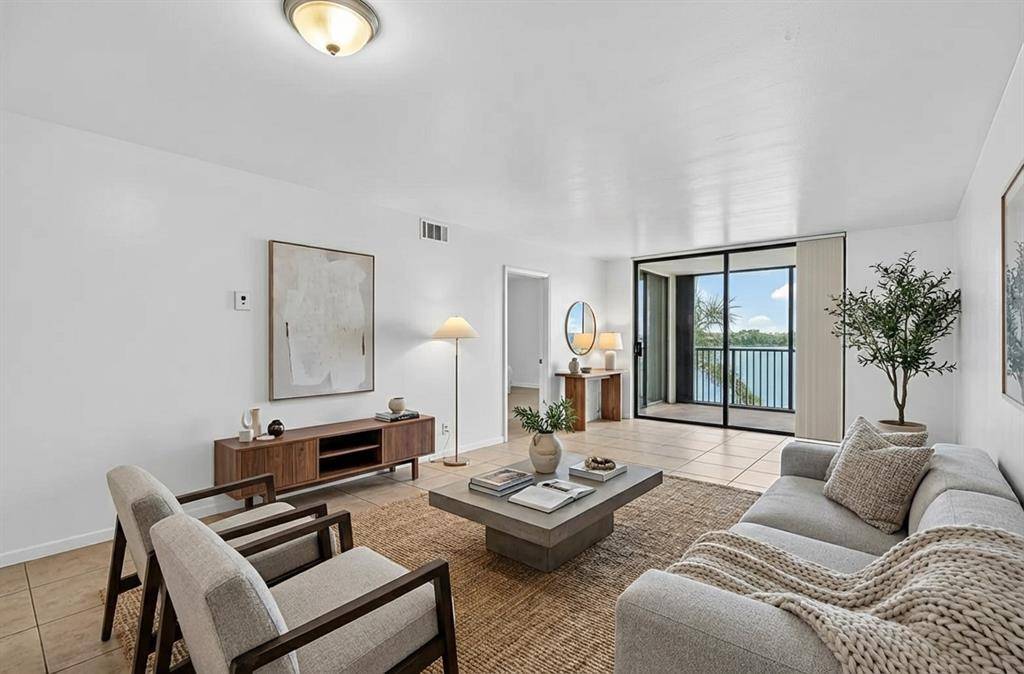 Oakland Park, FL 33309,117 Lake Emerald Dr #408