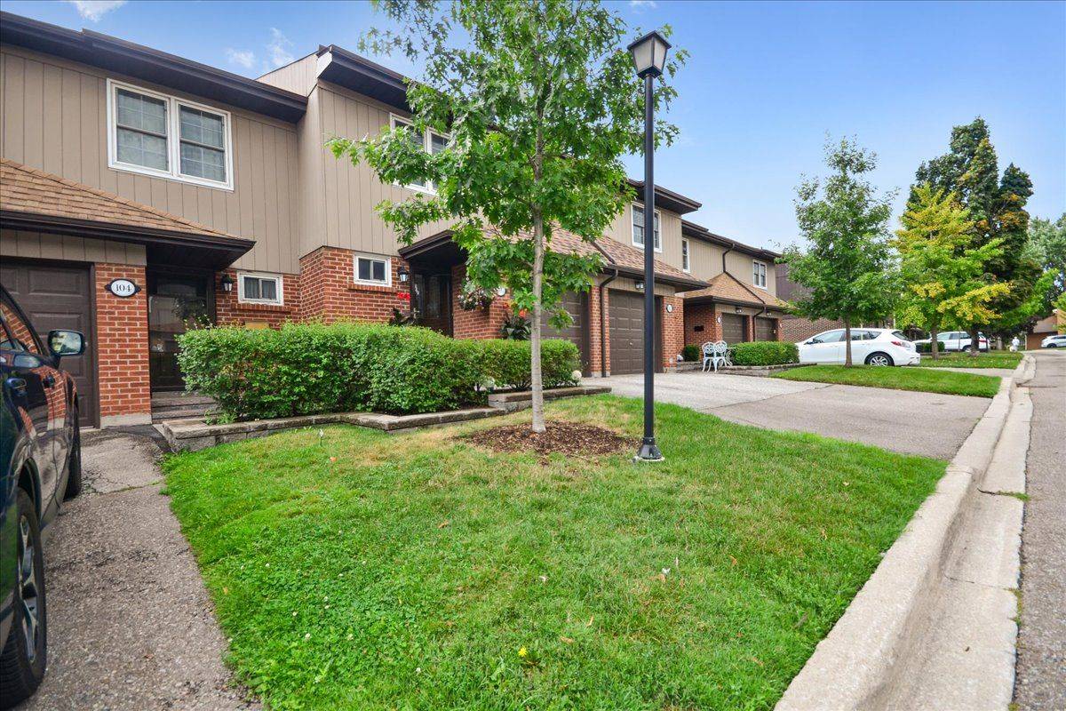 Mississauga, ON L4W 2N9,1951 Rathburn RD E #103