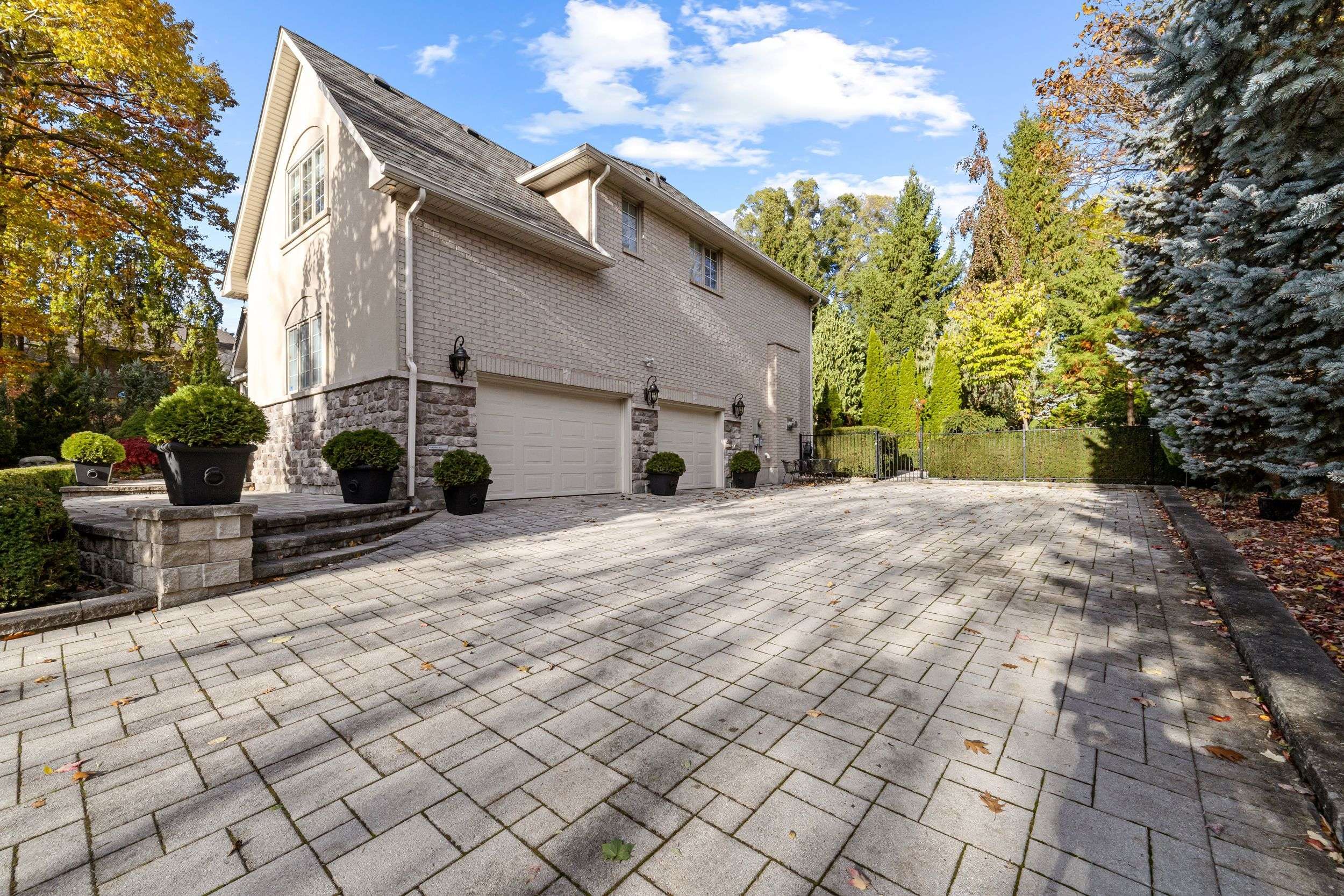 Mississauga, ON L5H 3K7,1189 Glen RD