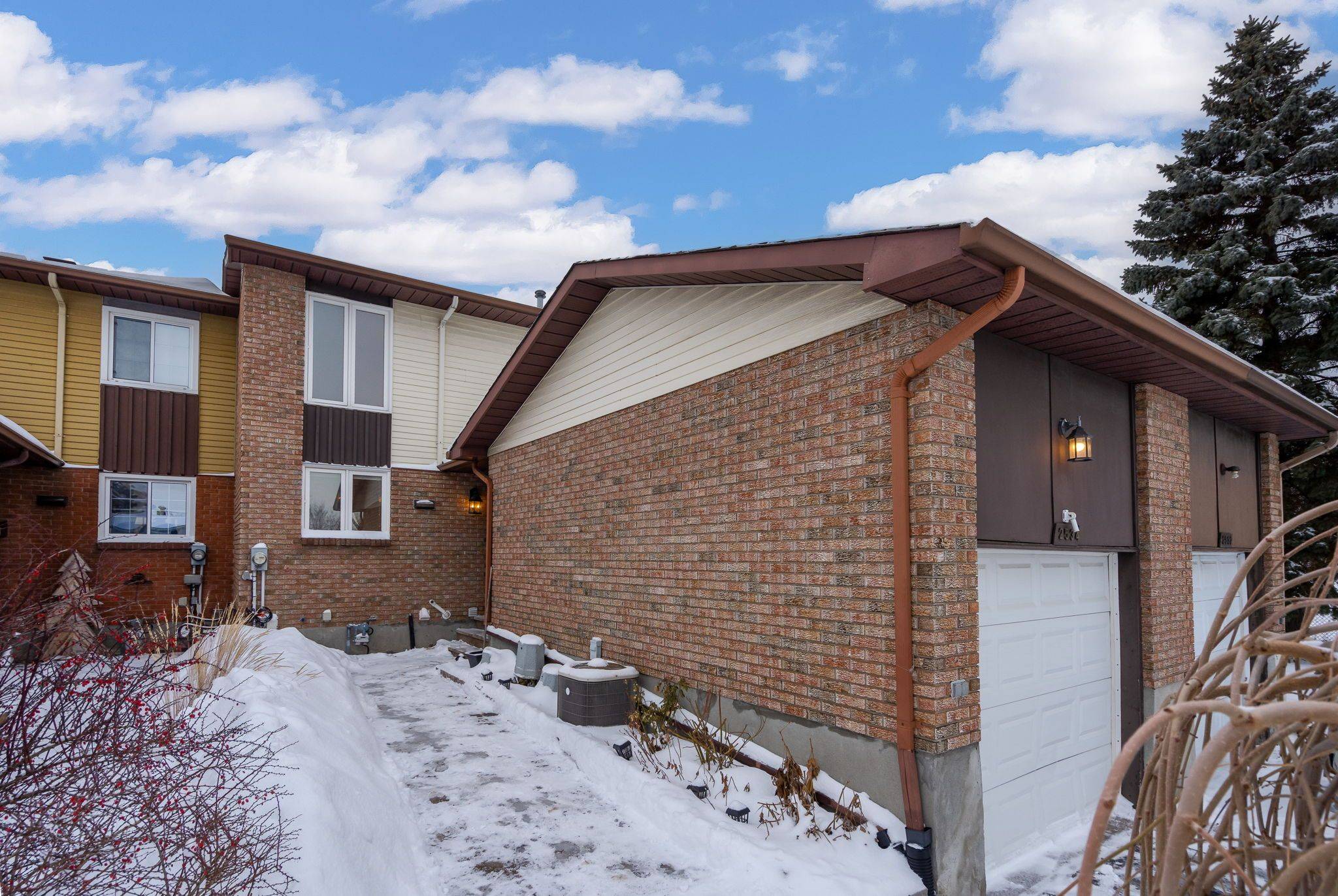 Elmvale Acres And Area, ON K1B 5B4,2534 Southvale CRES