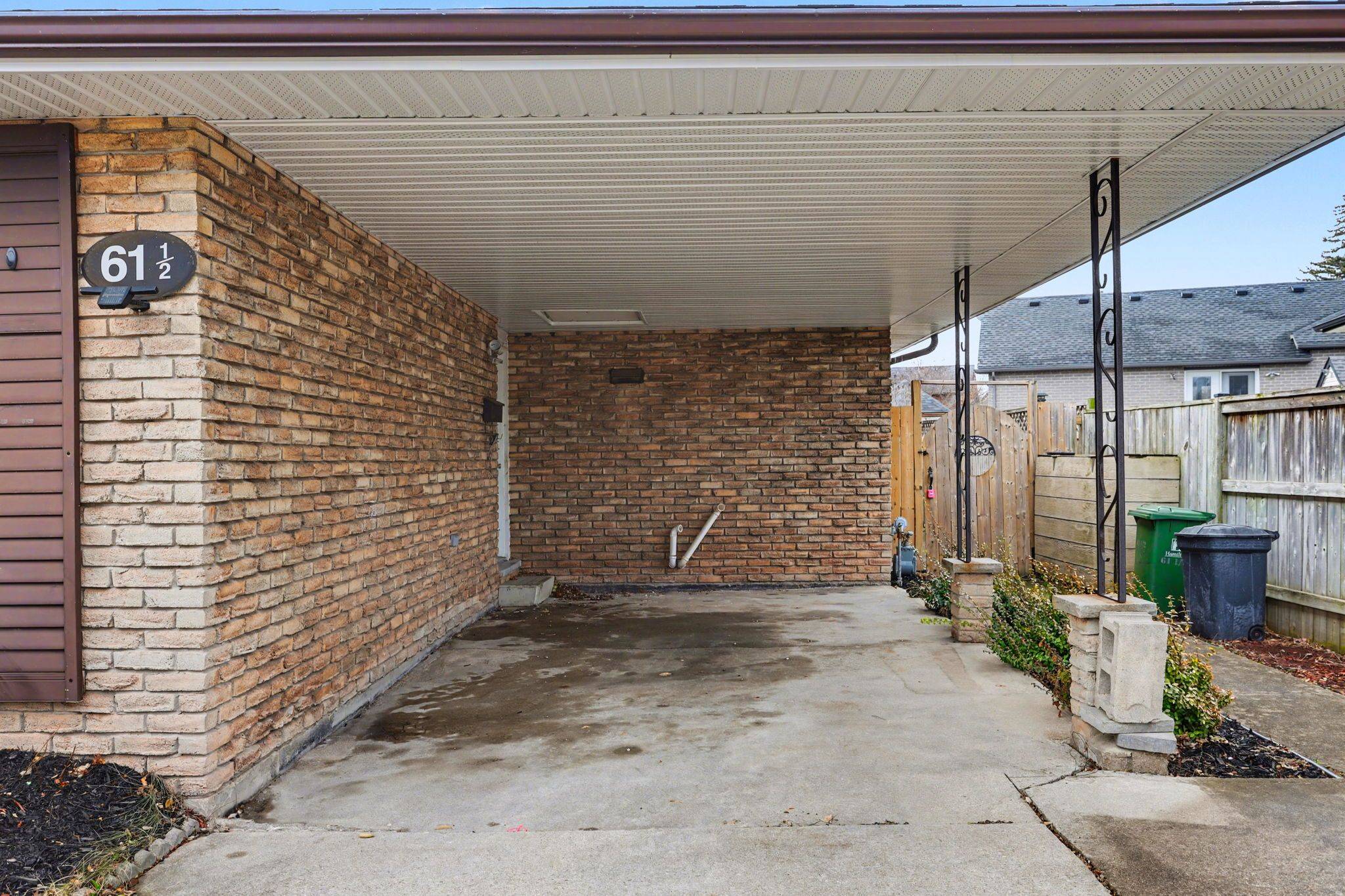 Hamilton, ON L8E 2V8,61 1/2 Eastbury DR