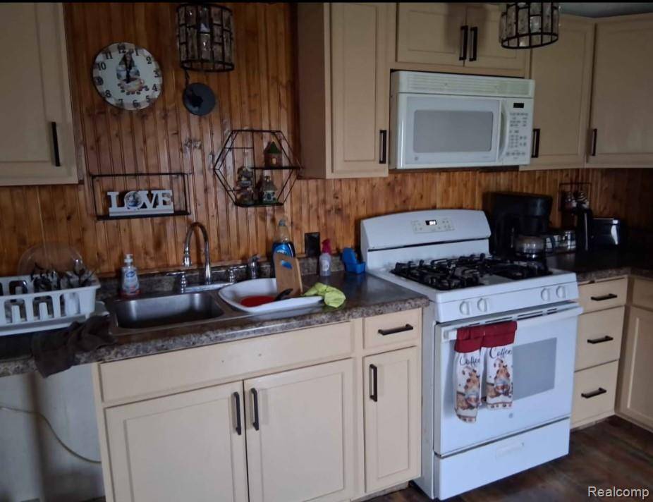 Macomb, MI 48044,46569 Cheylade