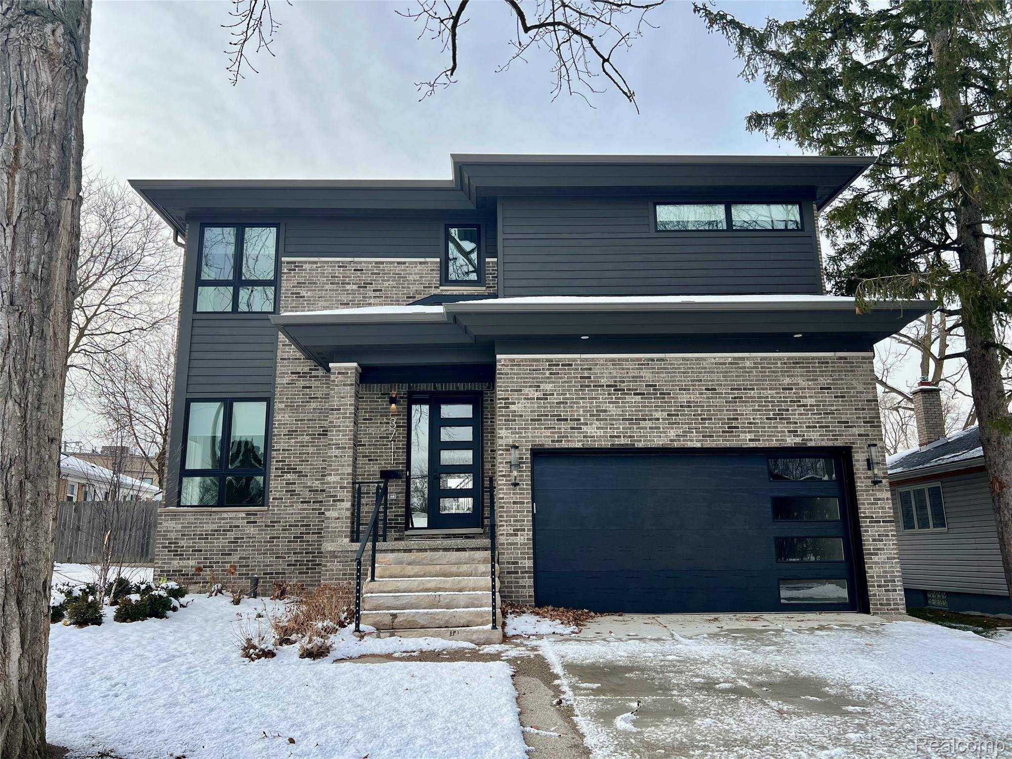 Royal Oak, MI 48073,3711 Hampton BLVD