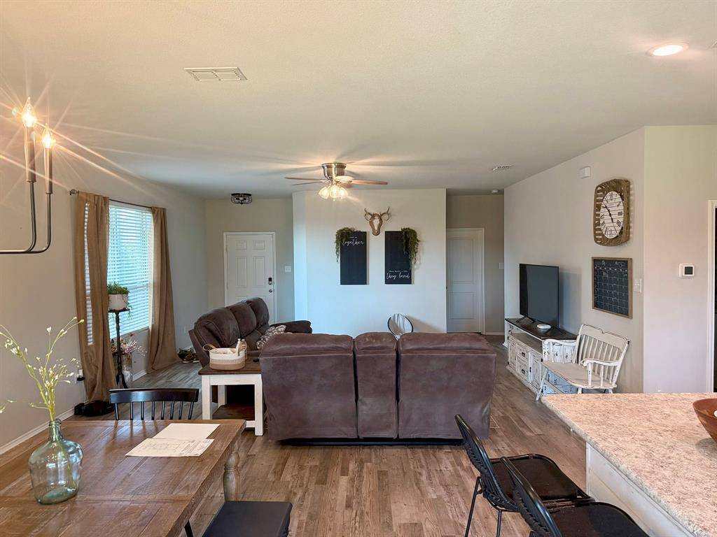 Van Alstyne, TX 75495,905 Ravenwood Lane