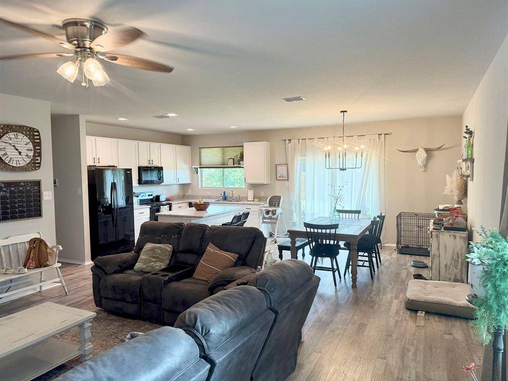 Van Alstyne, TX 75495,905 Ravenwood Lane