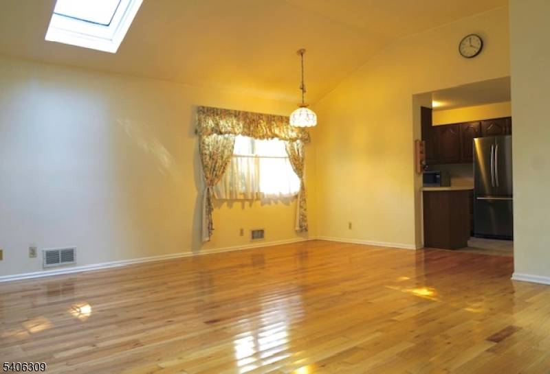 Livingston Twp., NJ 07039,17 Wellington Rd