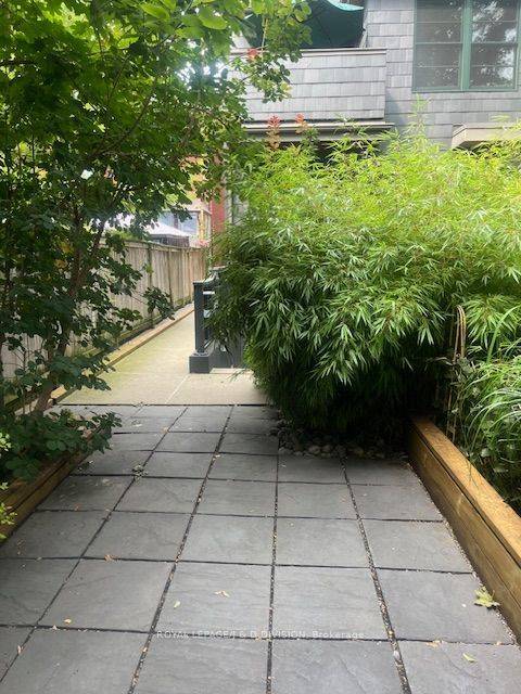 Toronto E01, ON M4L 2W5,91 Woodfield RD #C