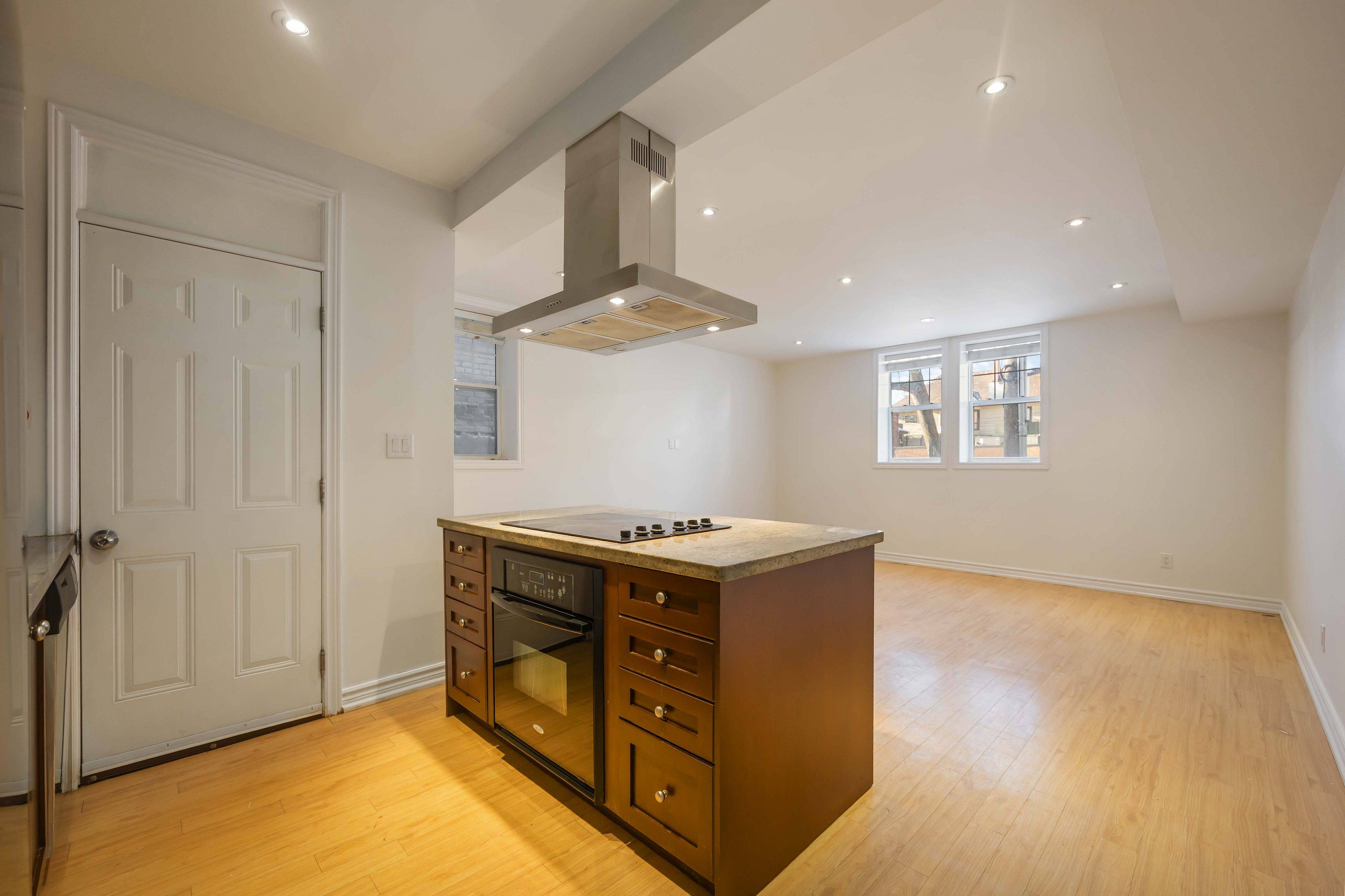 Toronto E02, ON M4E 3H5,85 Beech AVE #4