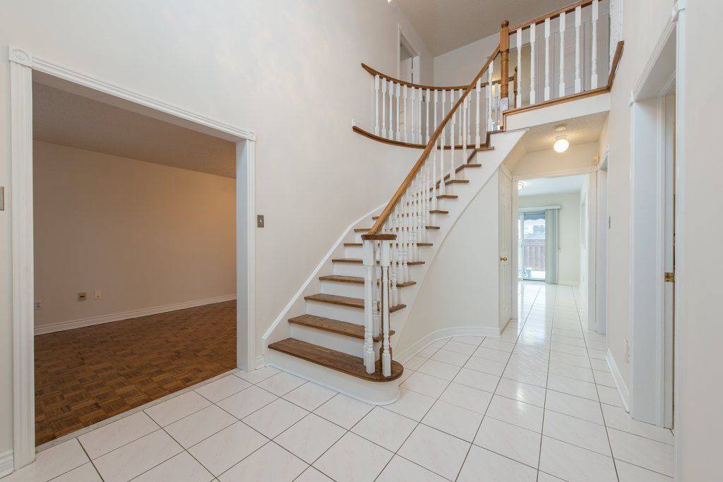 Mississauga, ON L5R 3N4,5607 Shillington DR W