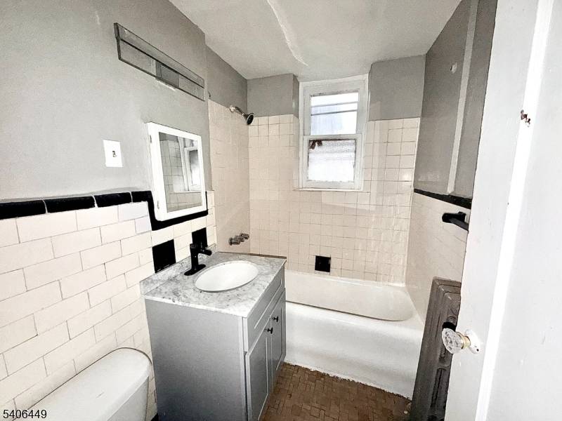 Newark City, NJ 07104,17 Elwood Pl Apt 102