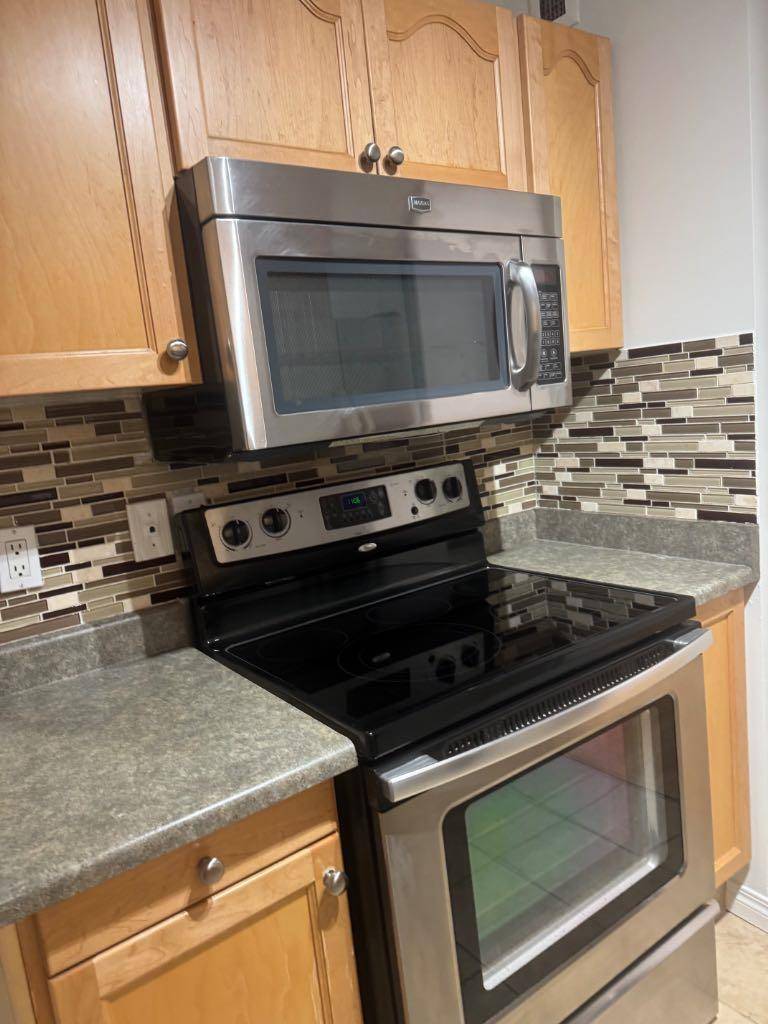 Calgary, AB T2R 0M7,537 14 AVE SW #404