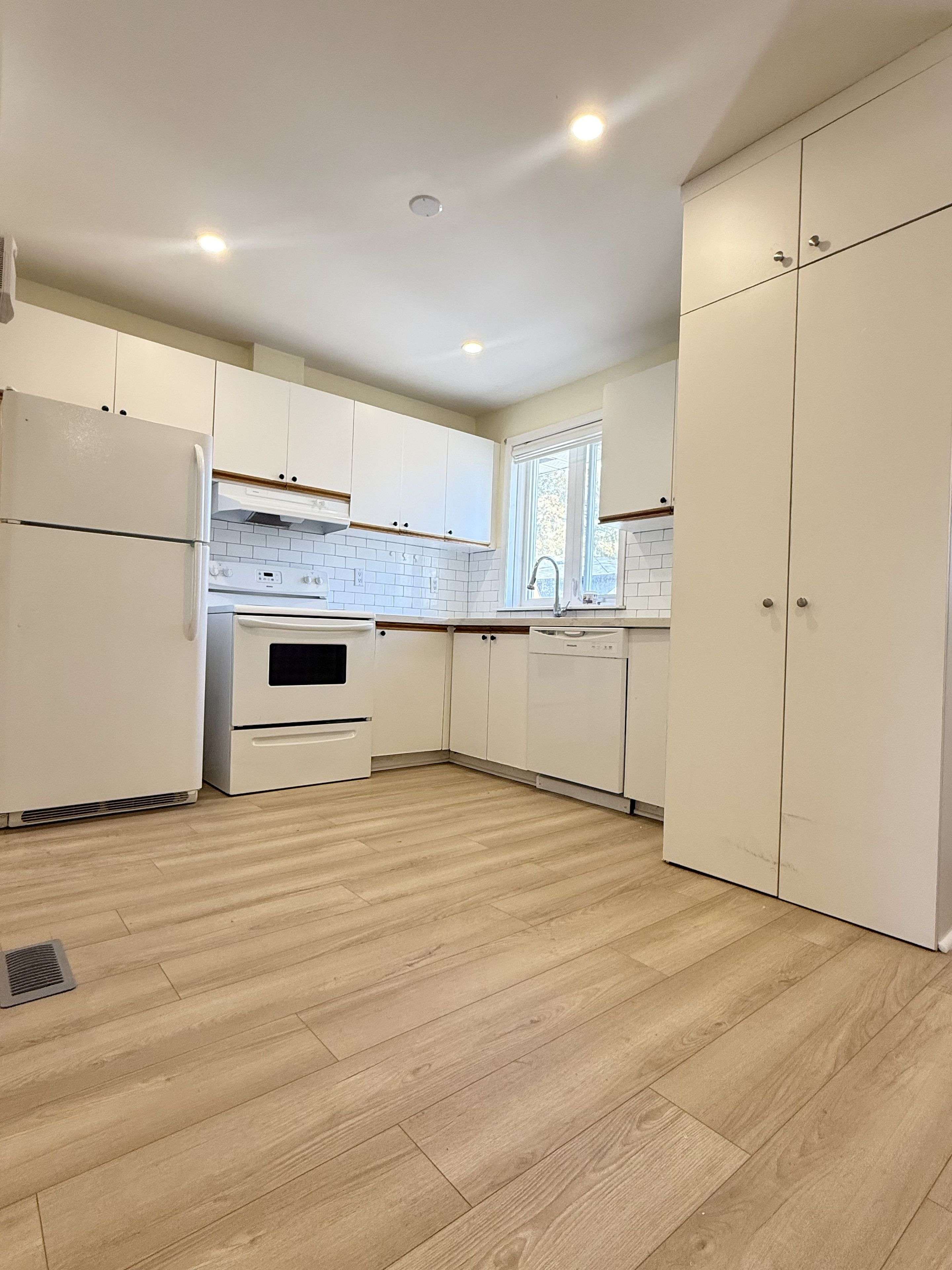 Newmarket, ON L3Y 4R7,61 Parkside DR #A