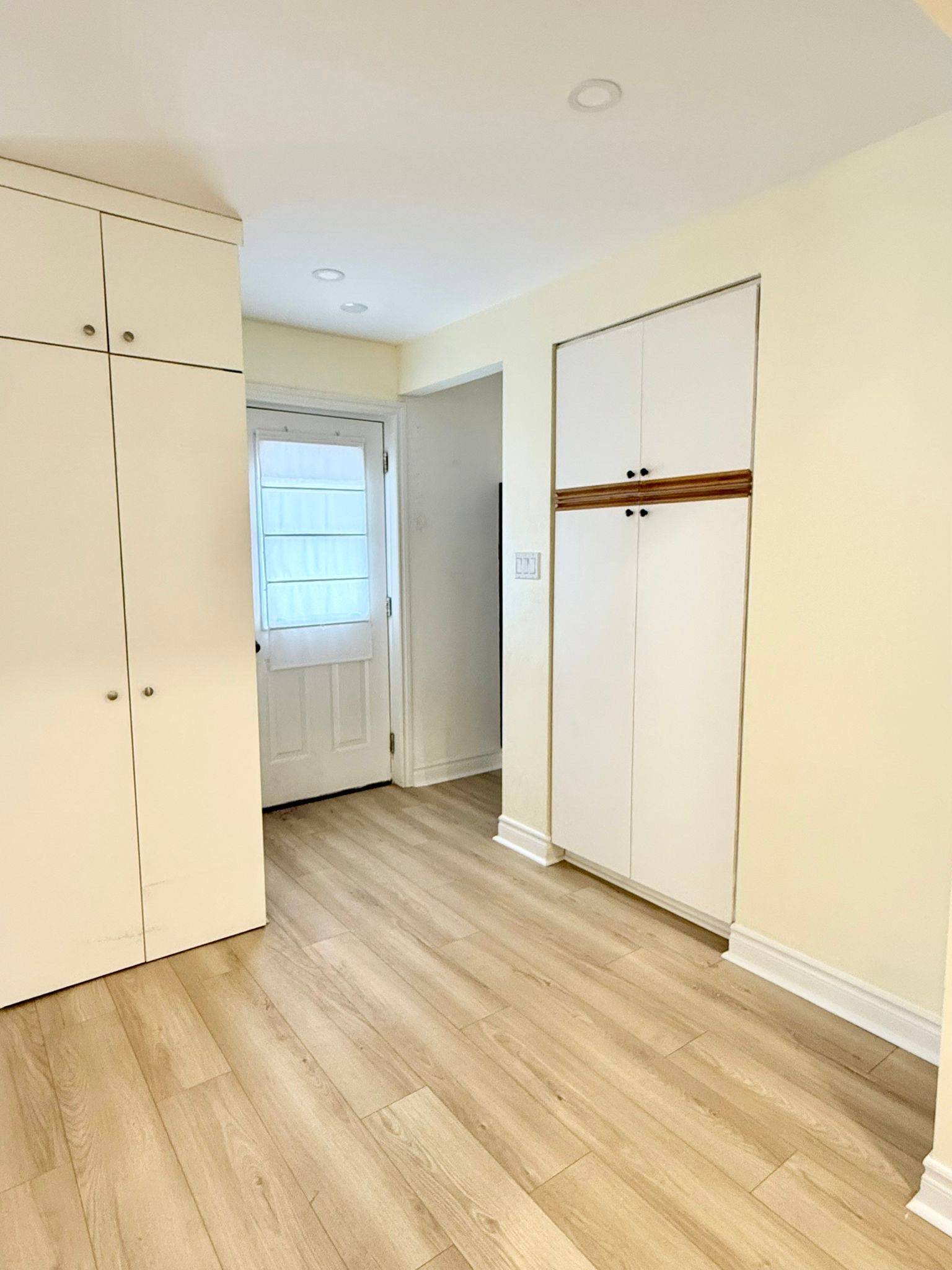 Newmarket, ON L3Y 4R7,61 Parkside DR #A