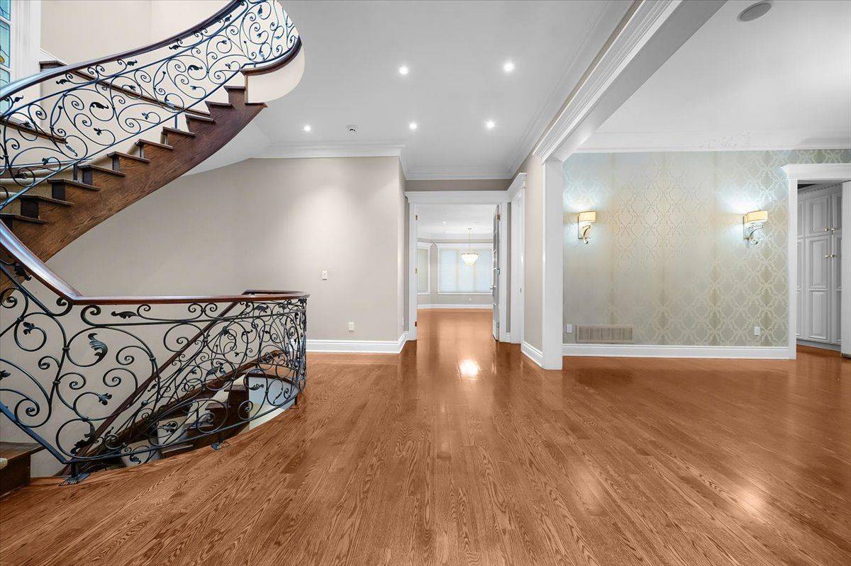 210 St Leonards AVE, Toronto C12, ON M4N 1K7