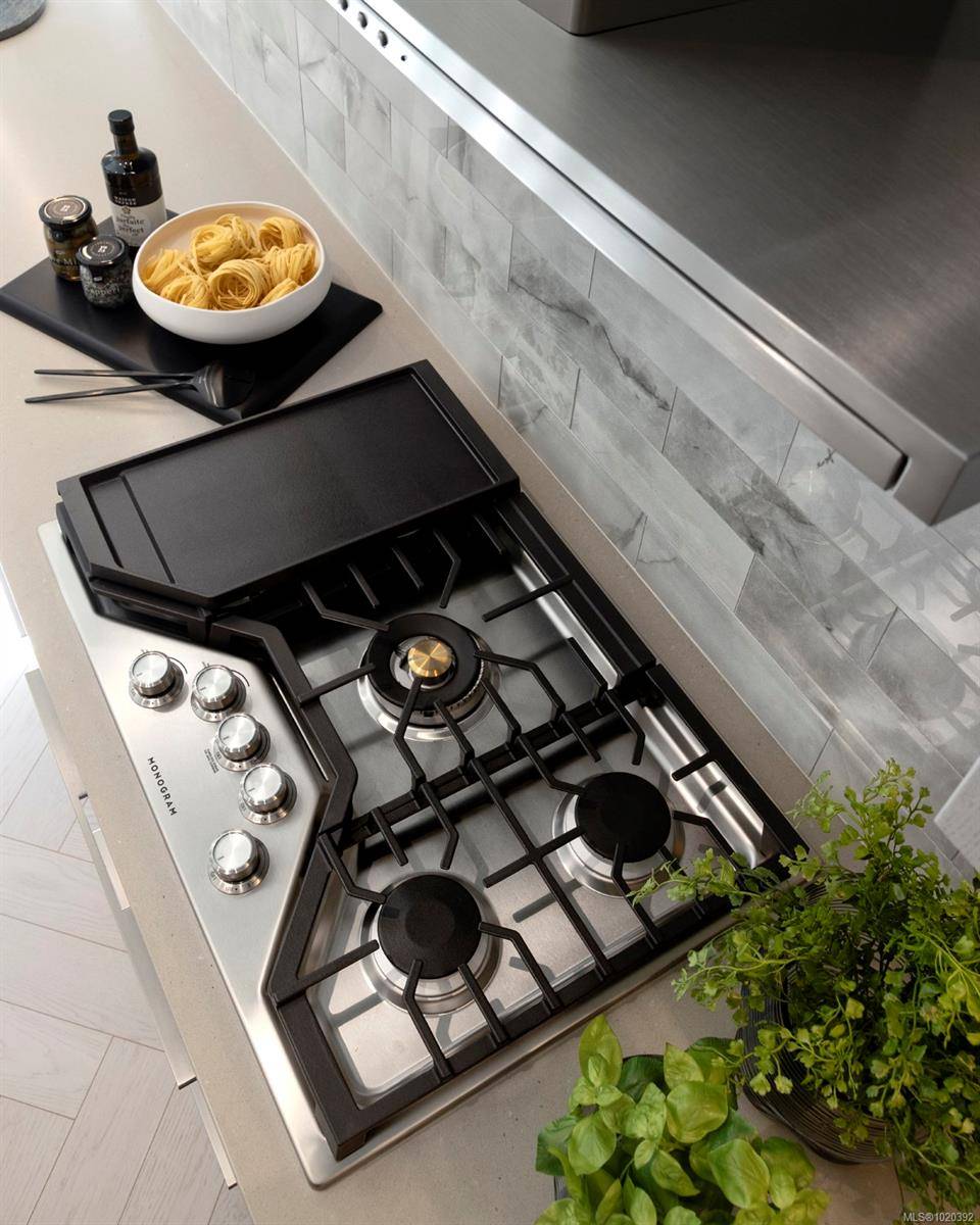 Esquimalt, BC V9A 0K5,427 Lampson St #406