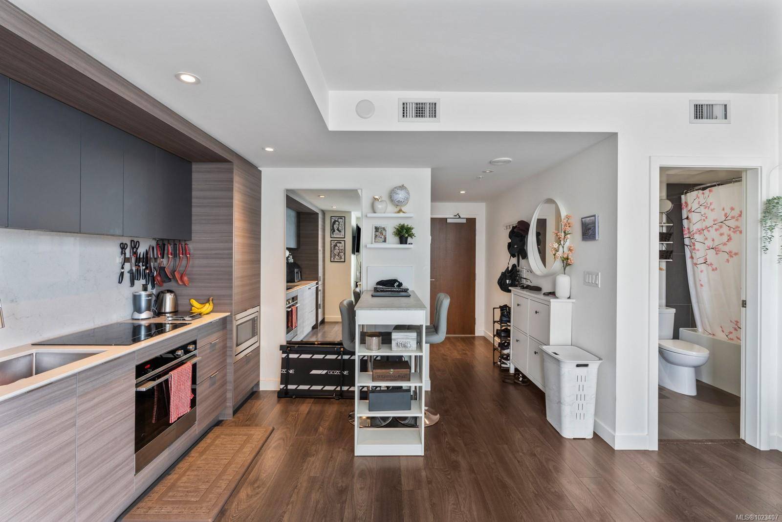 Victoria, BC V8W 0G2,848 Yates St #1105