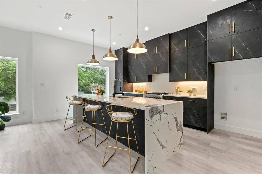 Dallas, TX 75208,935 W 12th Street #101