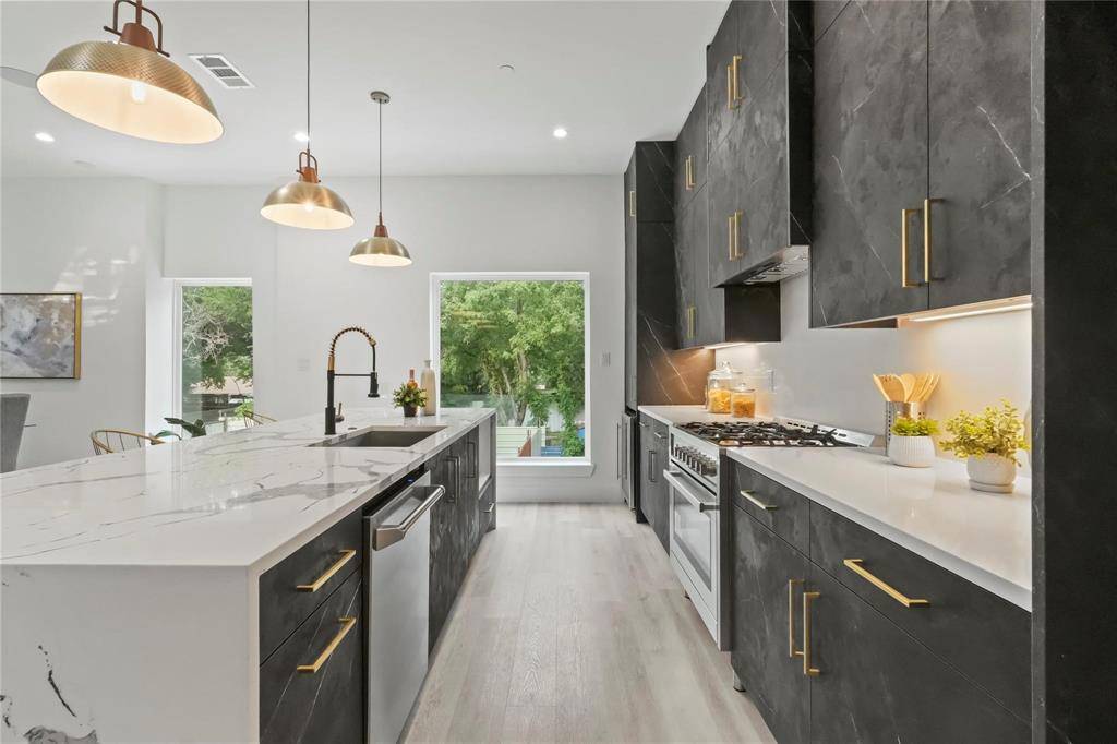 Dallas, TX 75208,935 W 12th Street #101