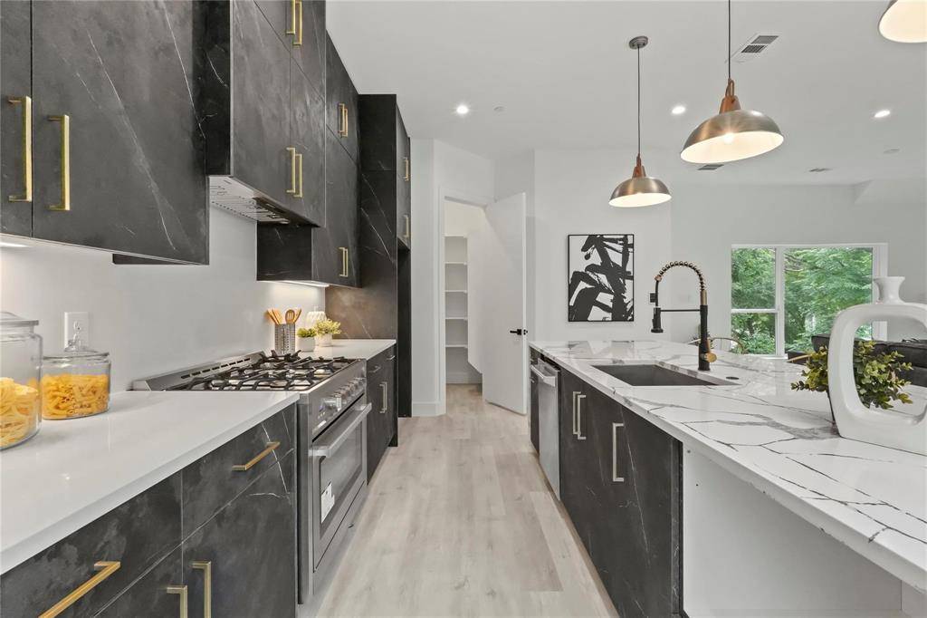 Dallas, TX 75208,935 W 12th Street #101