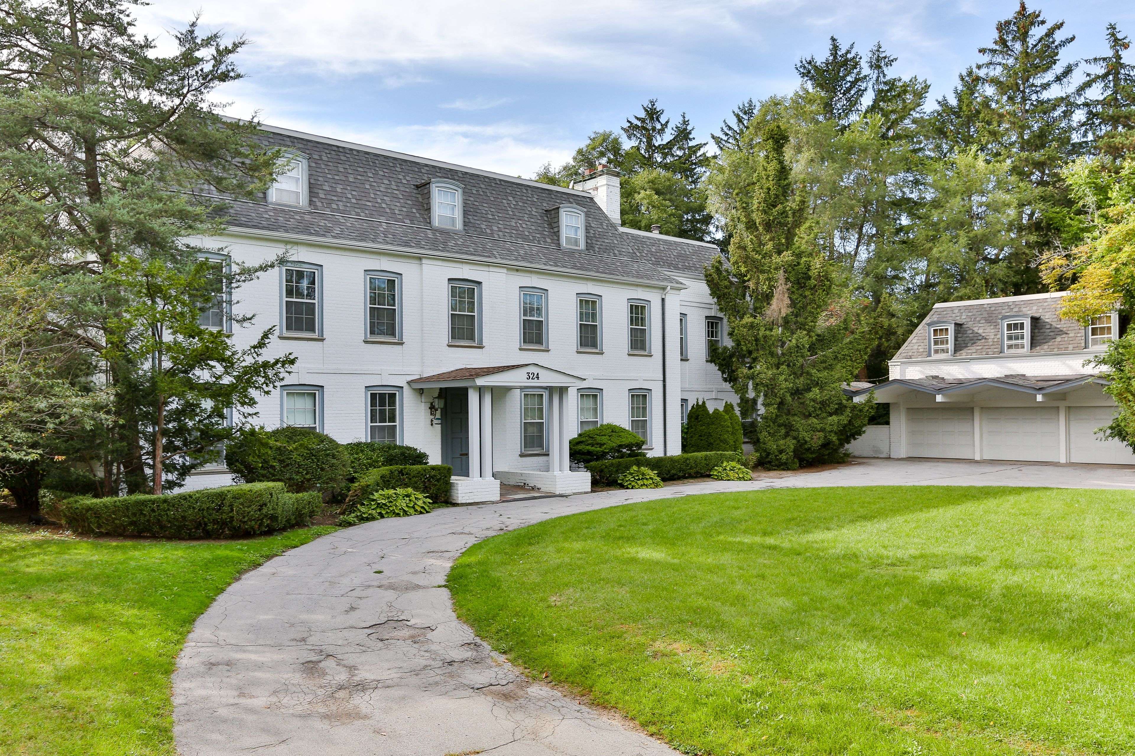 Toronto C12, ON M2P 1R4,324 Old Yonge ST