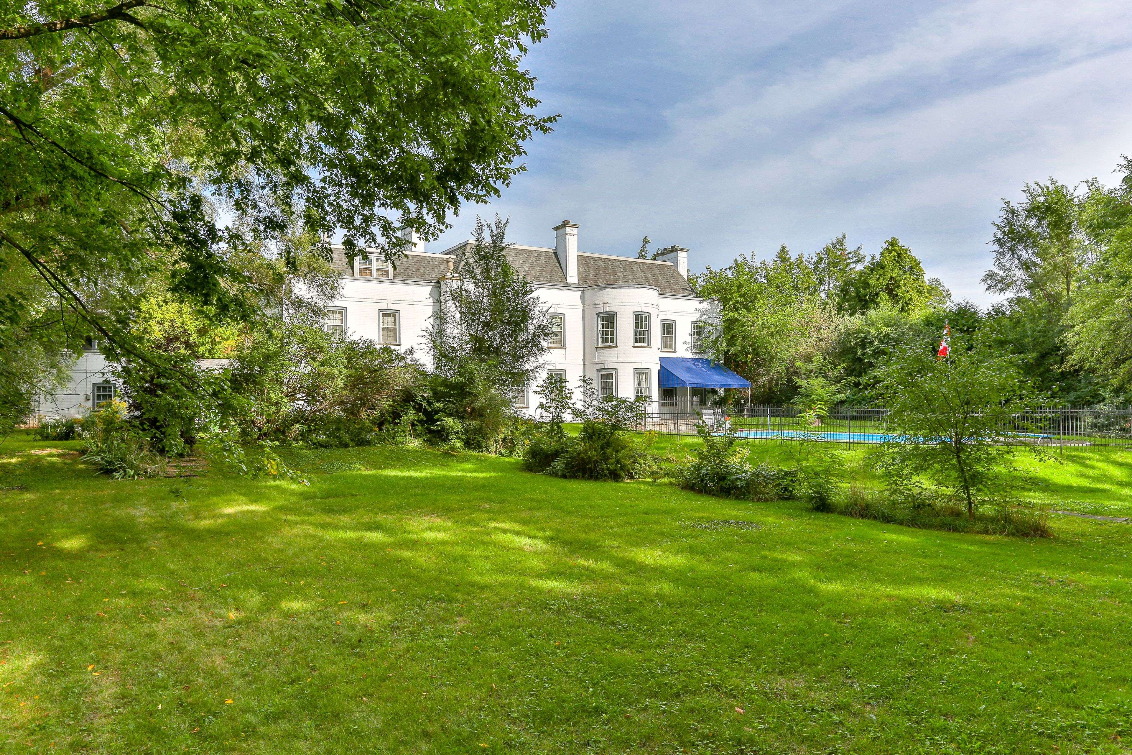 Toronto C12, ON M2P 1R4,324 Old Yonge ST