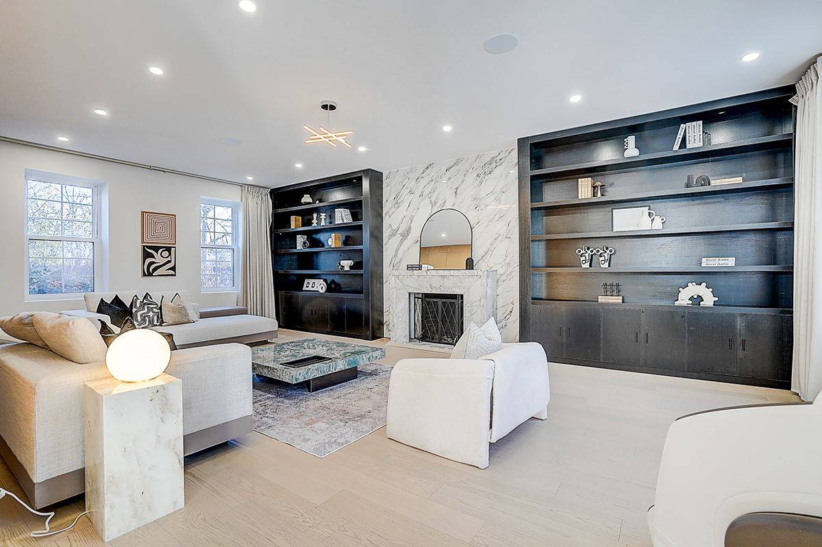 Toronto C12, ON M2P 1R4,324 Old Yonge ST