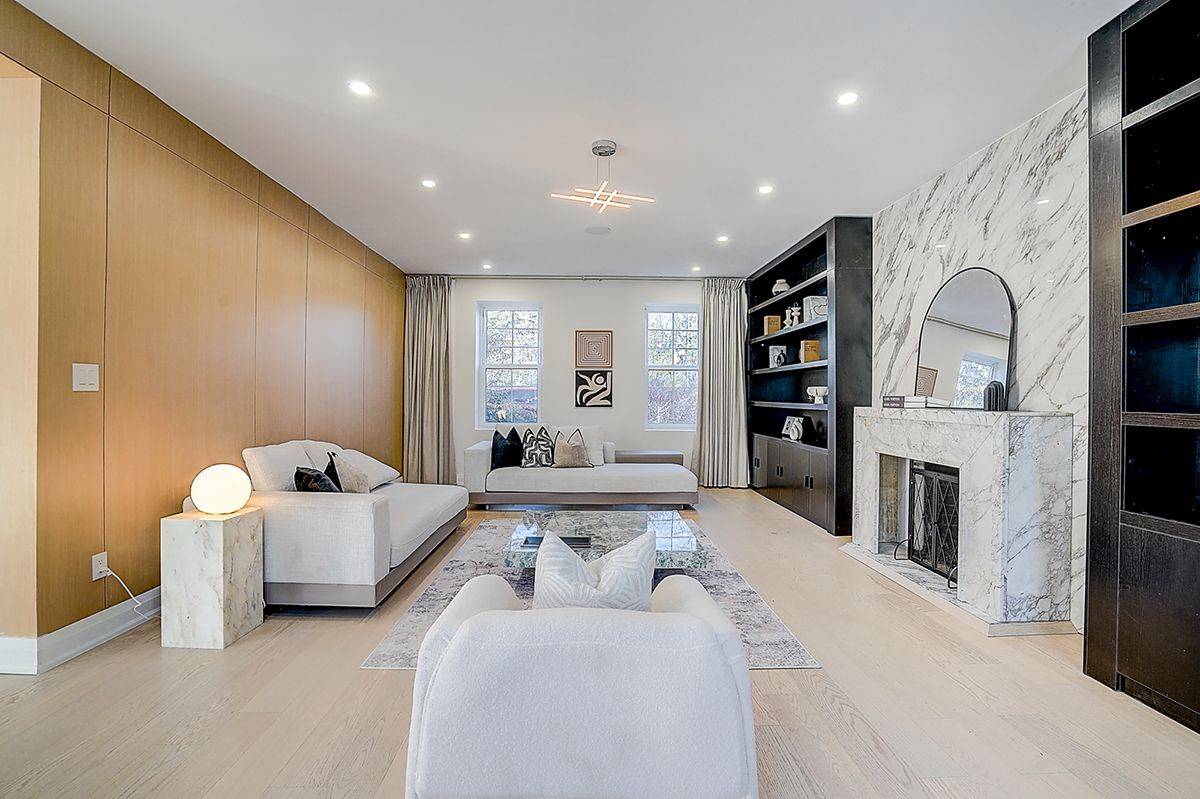 Toronto C12, ON M2P 1R4,324 Old Yonge ST