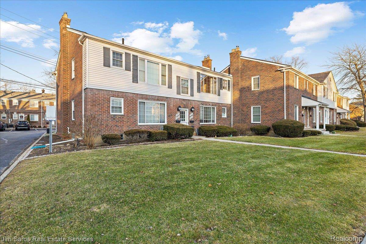 St. Clair Shores, MI 48080,23217 Edsel Ford CT